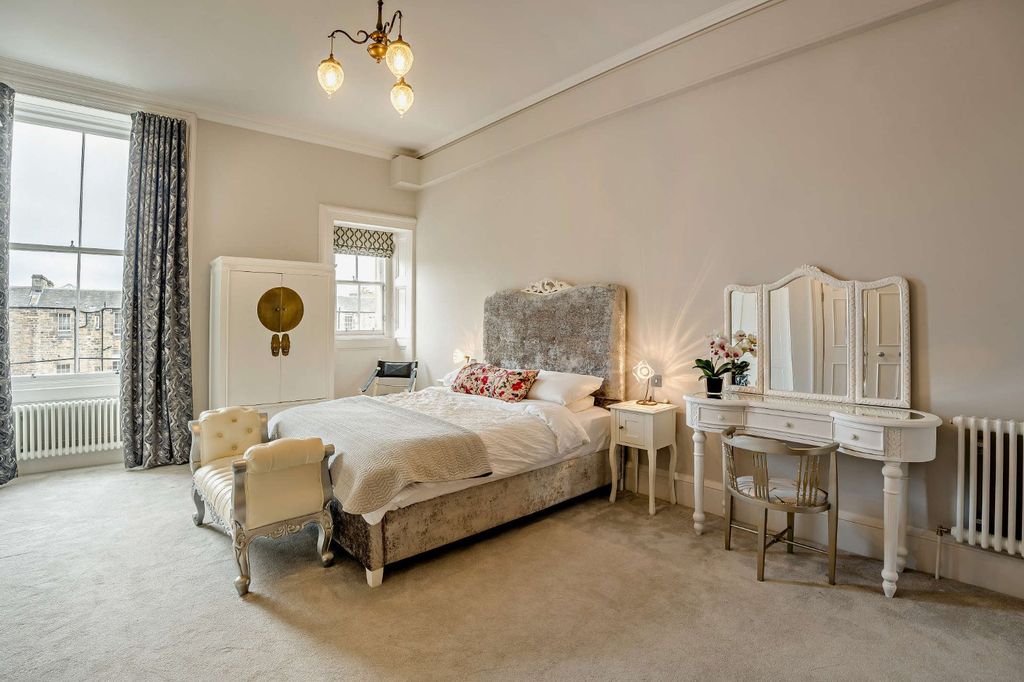 Property photo 2 of 18 Large Bedrooms