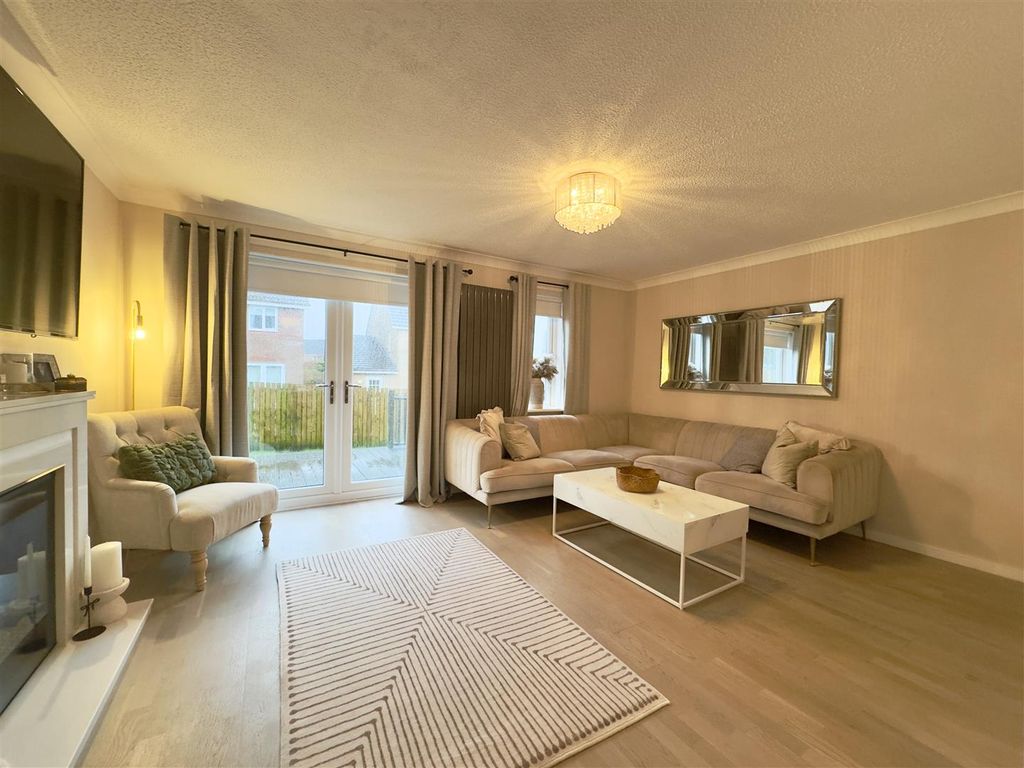 Property photo 3 of 32 Lounge