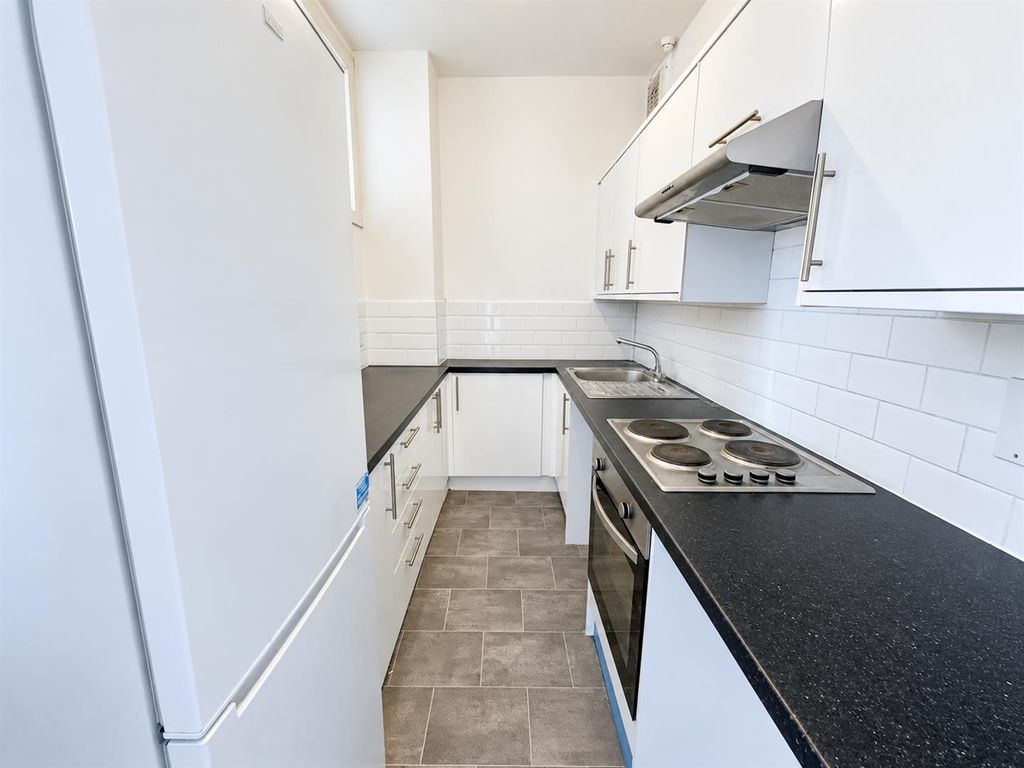 Property photo 3 of 7 Kitchen