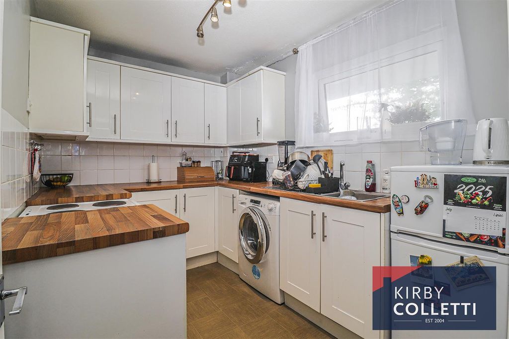 Property photo 3 of 11 Kitchen