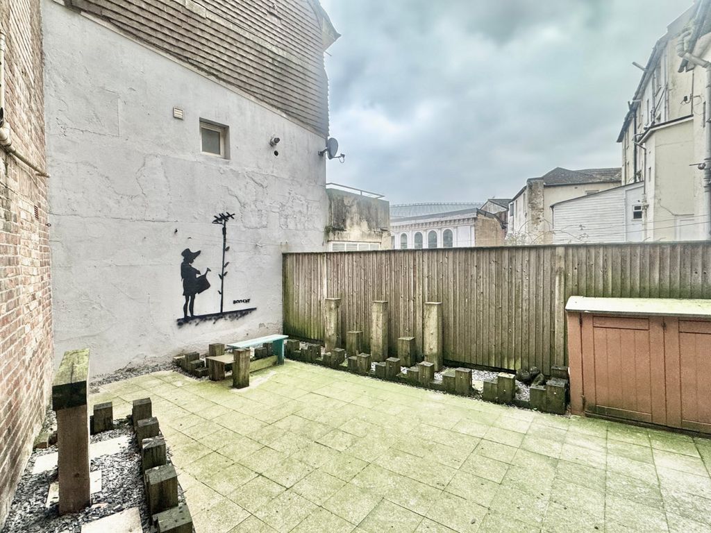 Property photo 2 of 10 Private Garden