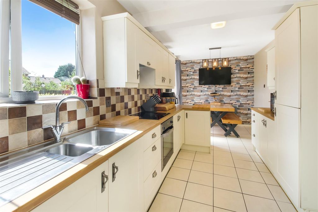 Property photo 3 of 13 Kitchen