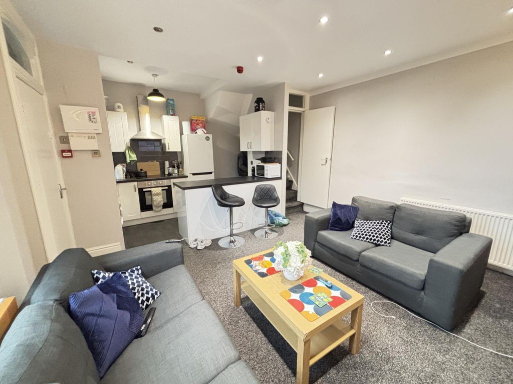 Property photo 2 of 36 A Contemporary And Well-Maintained Living Room Fea...