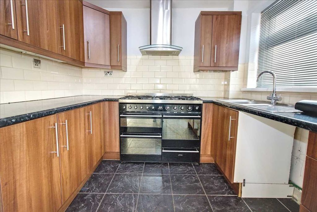 Property photo 3 of 9 Kitchen