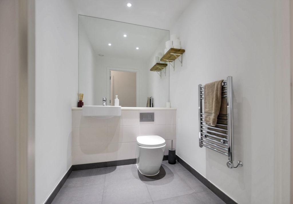 Property photo 2 of 25 Toilet.Jpg
