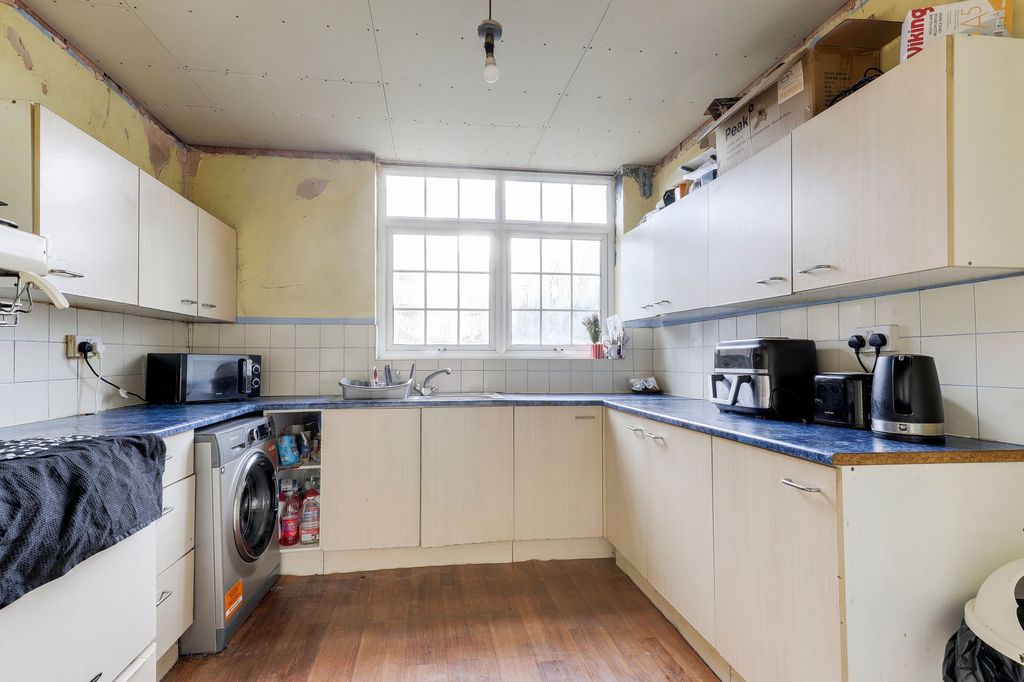 Property photo 3 of 19 Kitchen