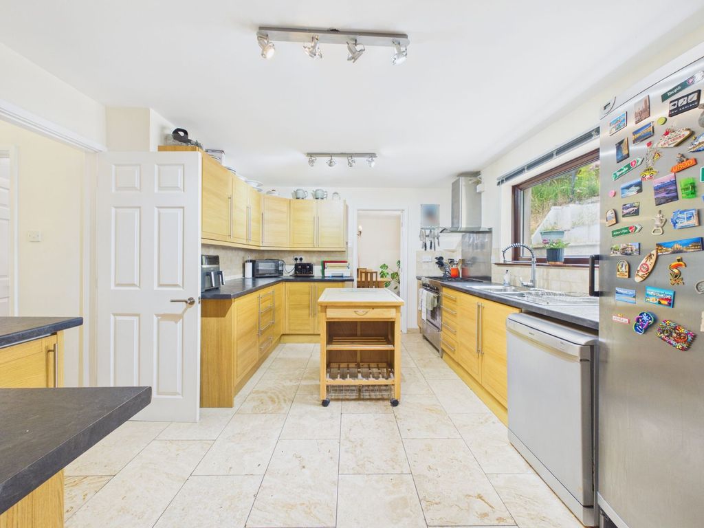 Property photo 3 of 32