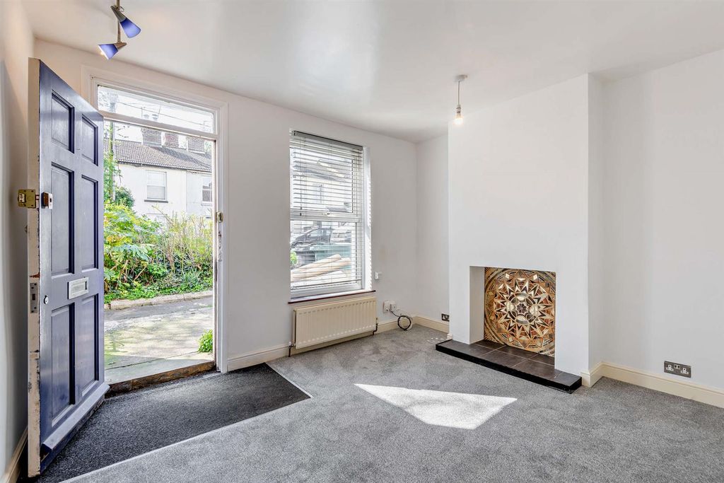 Property photo 2 of 14 8686464-Interior07-800.Jpg