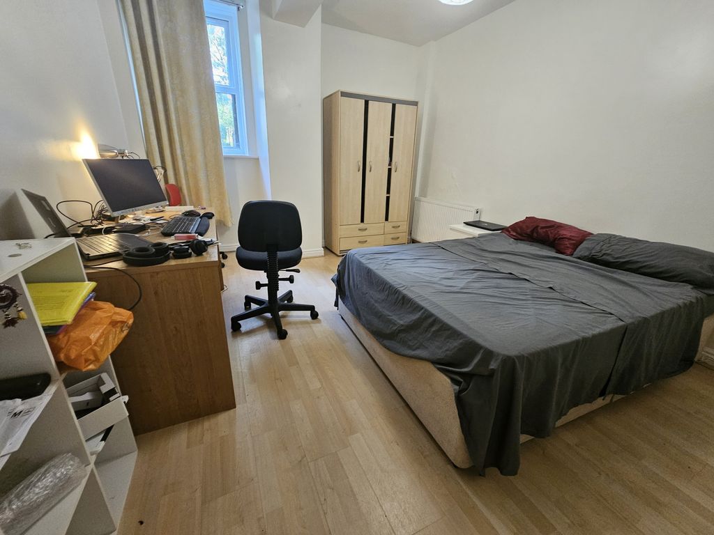 Property photo 1 of 10 A Well-Maintained Double Bedroom Featuring A Comfo...