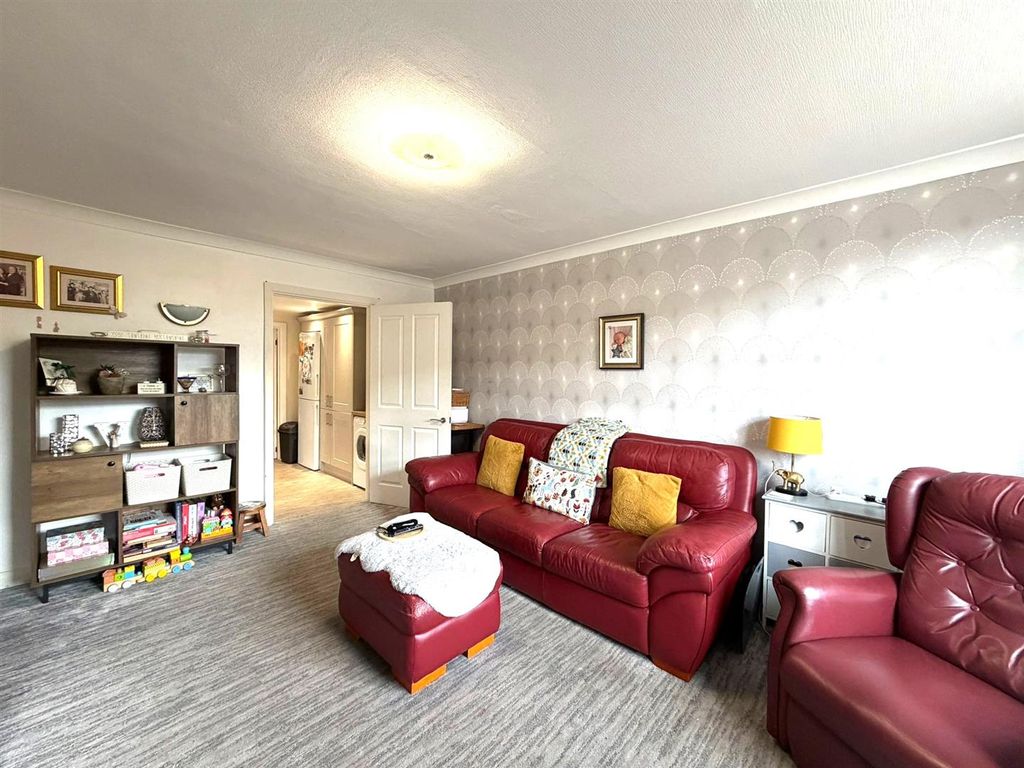 Property photo 2 of 19 Lounge