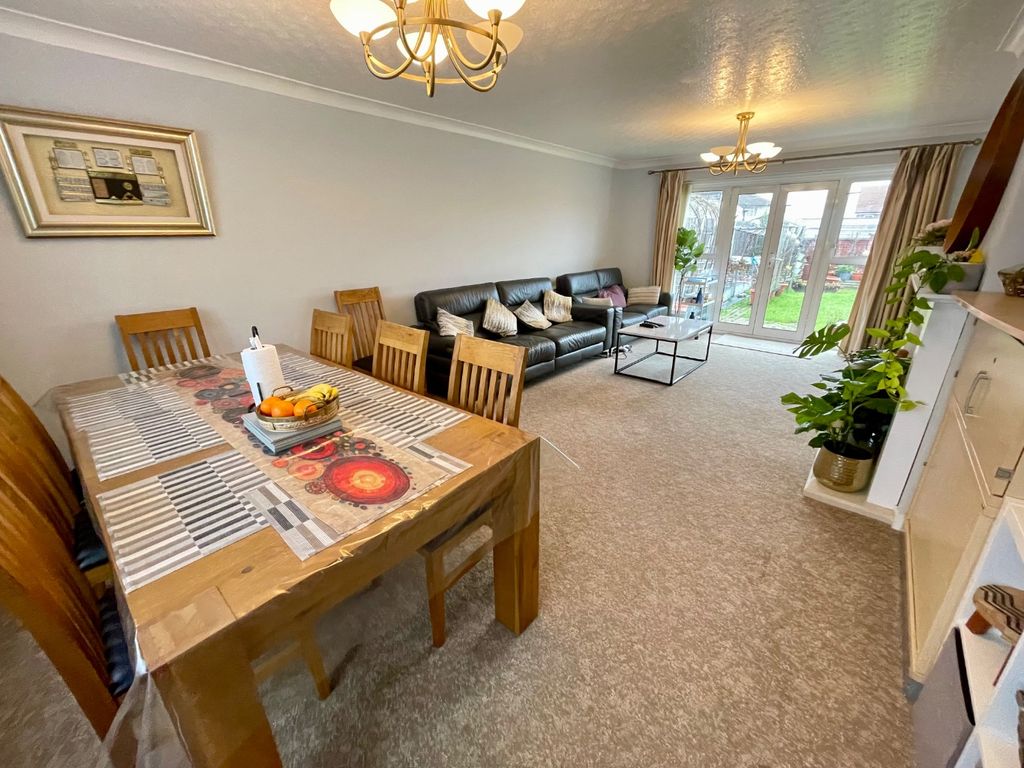 Property photo 2 of 15 4704543