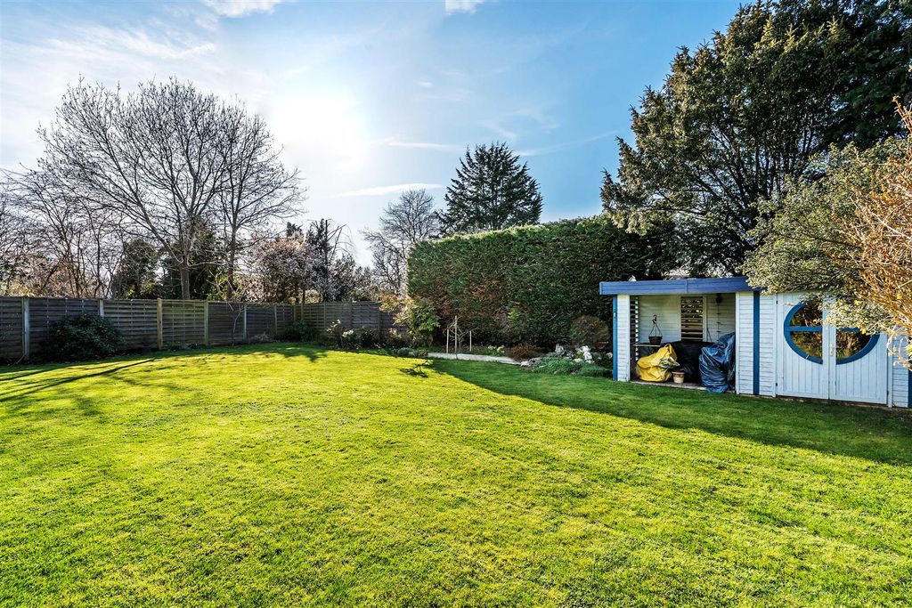 Property photo 1 of 35 16-West-Farm-Close-35.Jpg