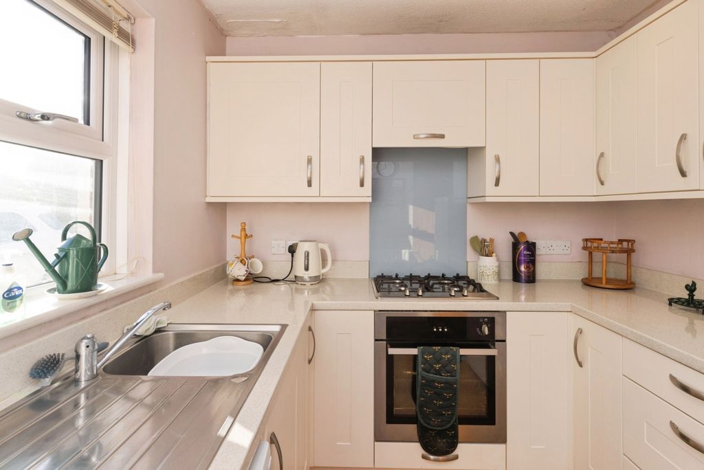 Property photo 3 of 19 Kitchen