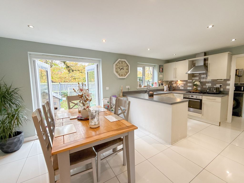 Property photo 2 of 11 Dining Kitchen