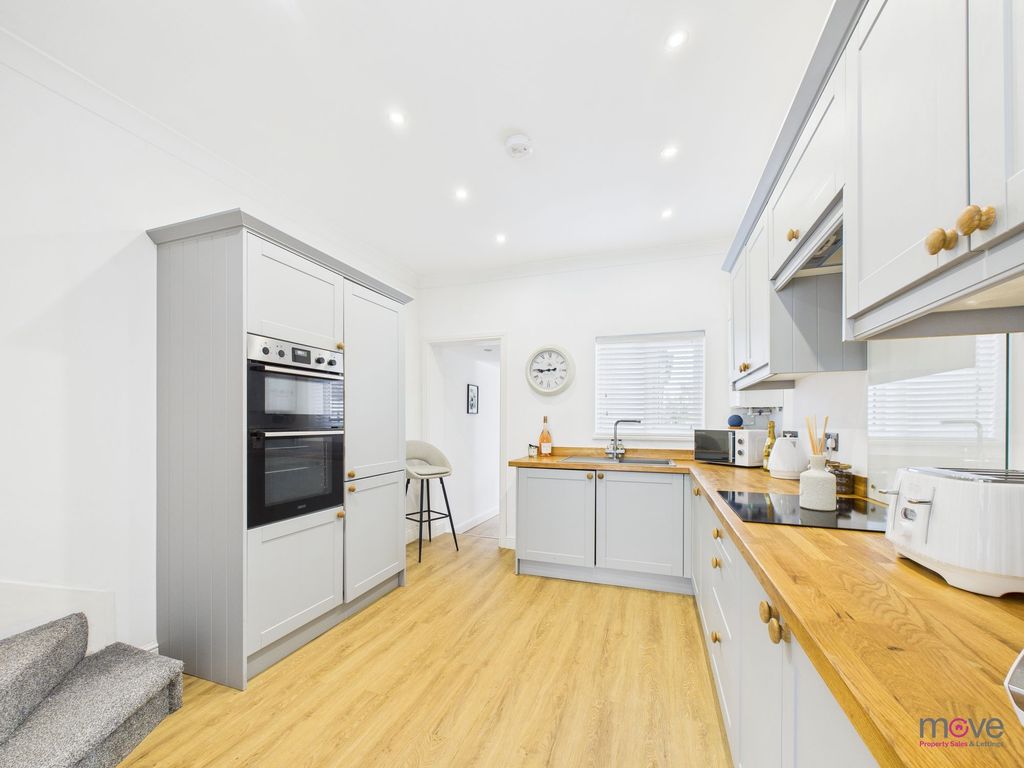 Property photo 2 of 10 Kitchen