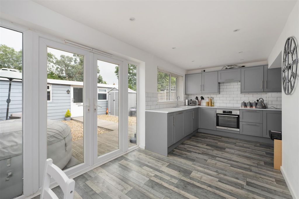 Property photo 3 of 17 Millstream Close, Whitstable