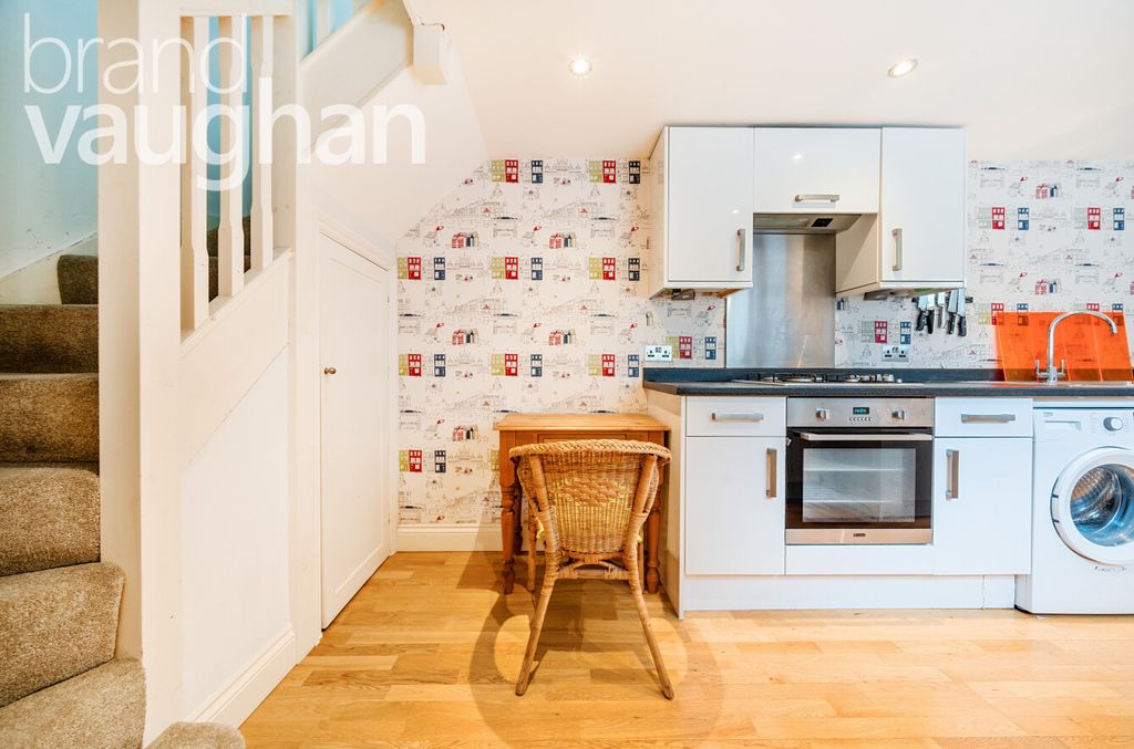 Property photo 3 of 8 Kitchen