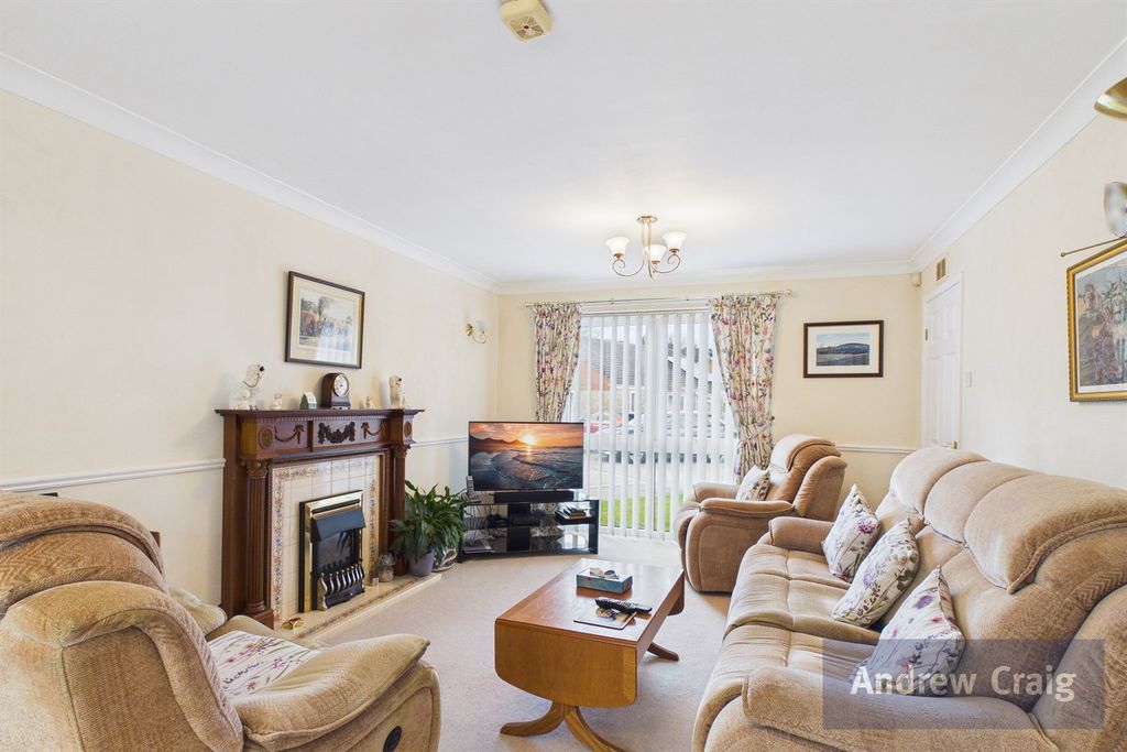 Property photo 2 of 21 Lounge