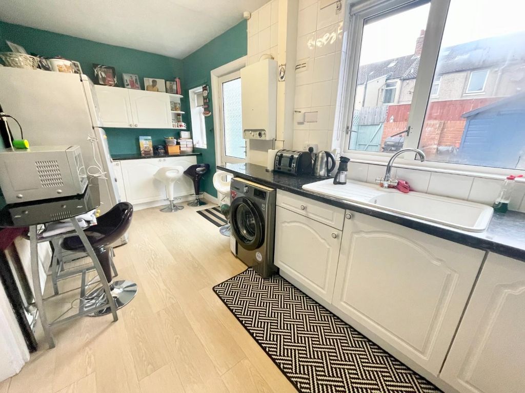 Property photo 2 of 9 Kitchen