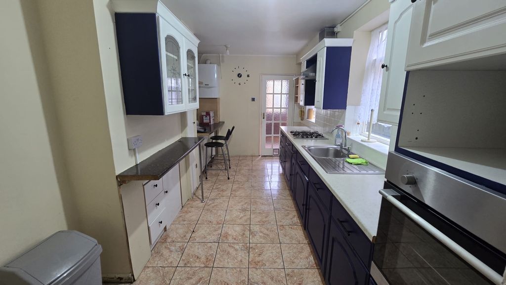 Property photo 1 of 8 Three Bedroom Terraced House