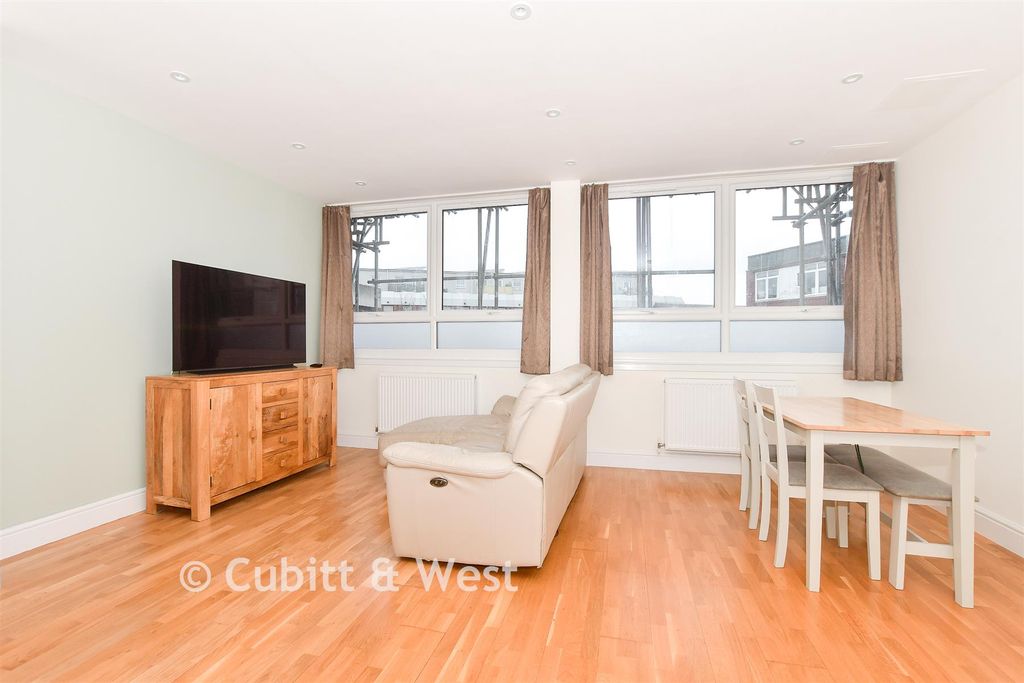 Property photo 3 of 10 Kitchen/Lounge/ Diner