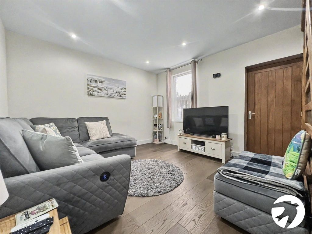 Property photo 2 of 15 Lounge