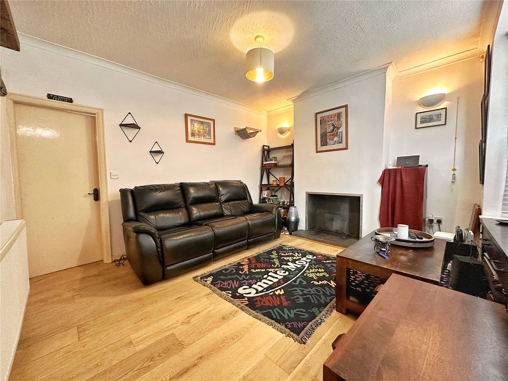 Property photo 3 of 18 Lounge