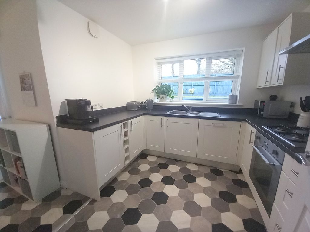 Property photo 3 of 19 Kitchen