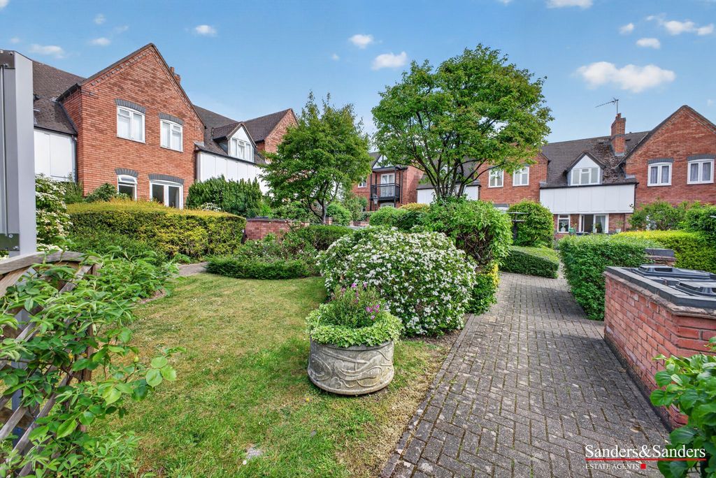 Property photo 2 of 17 Communal Gardens