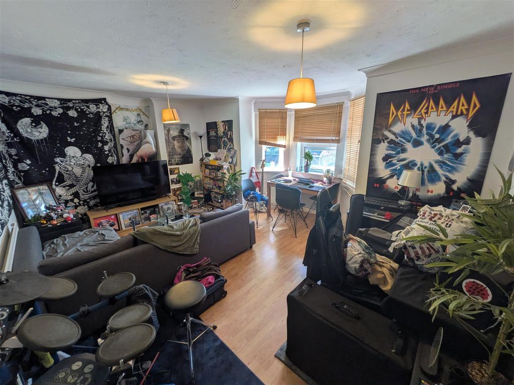 Property photo 2 of 14 Lounge