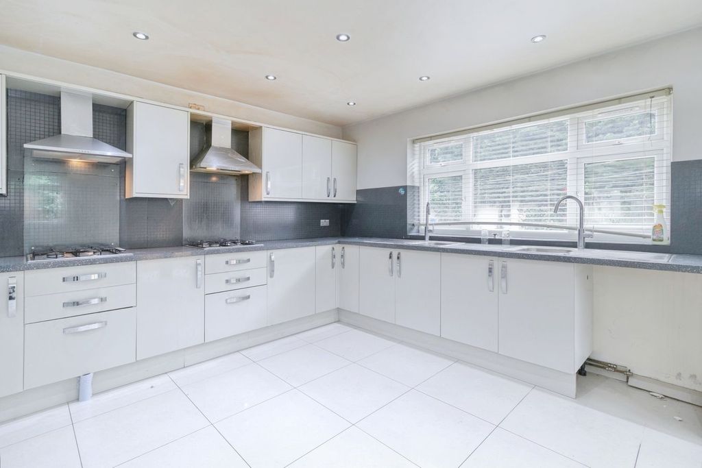 Property photo 3 of 35