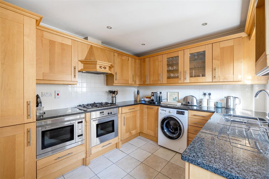 Property photo 3 of 12 Kitchen (2).Jpg