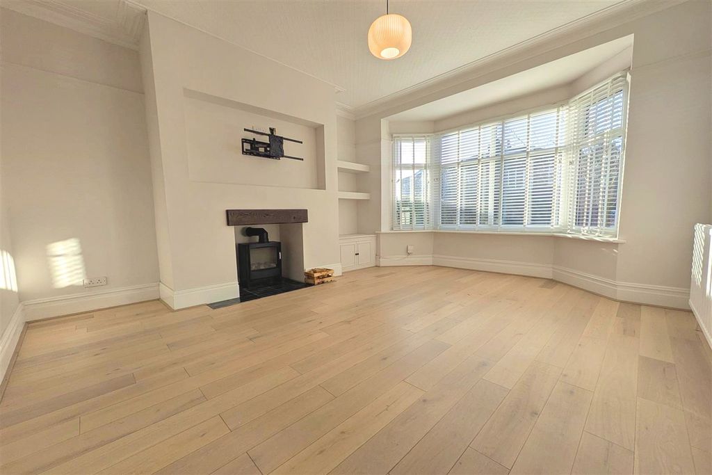 Property photo 2 of 15 Lounge