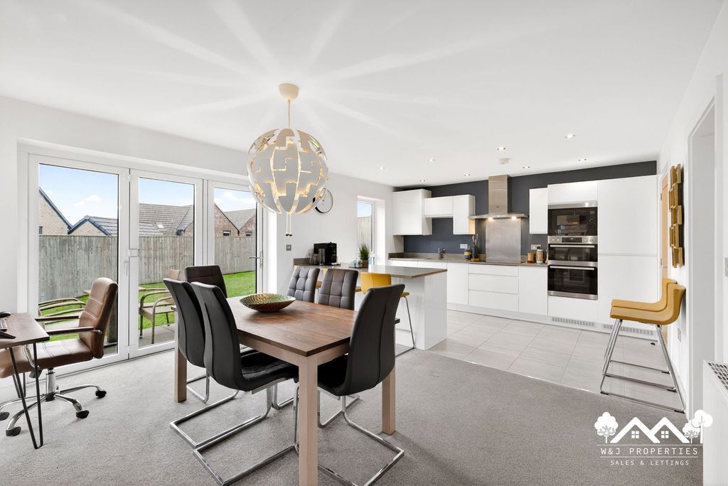 Property photo 3 of 44