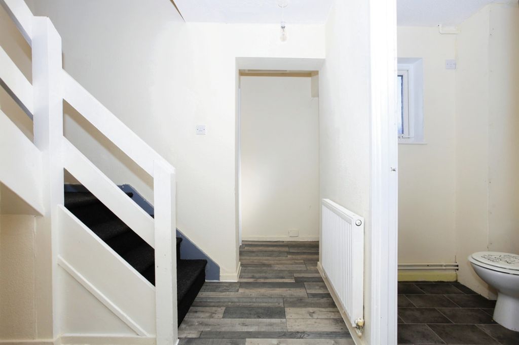 Property photo 2 of 14 Entrance Hall