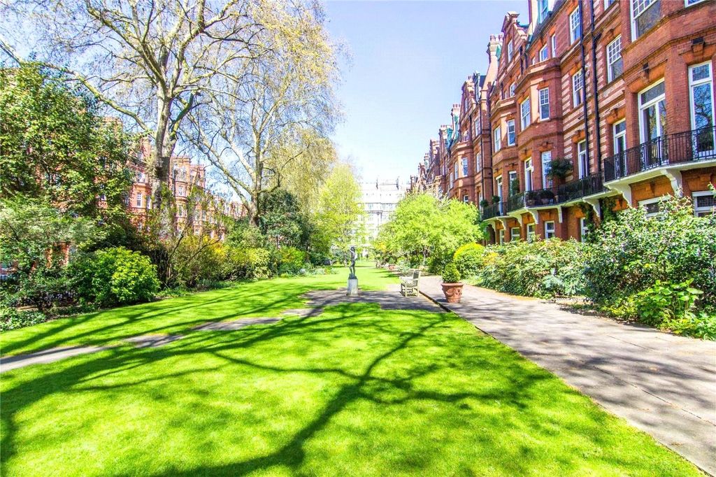 Property photo 2 of 8 Communal Gardens