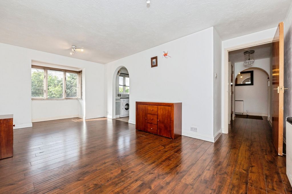 Property photo 1 of 11 Living Room
