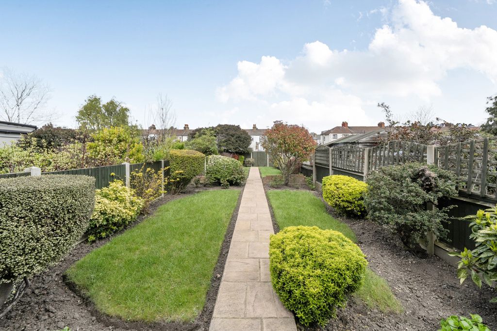 Property photo 2 of 19 1439613-11-69ce55...