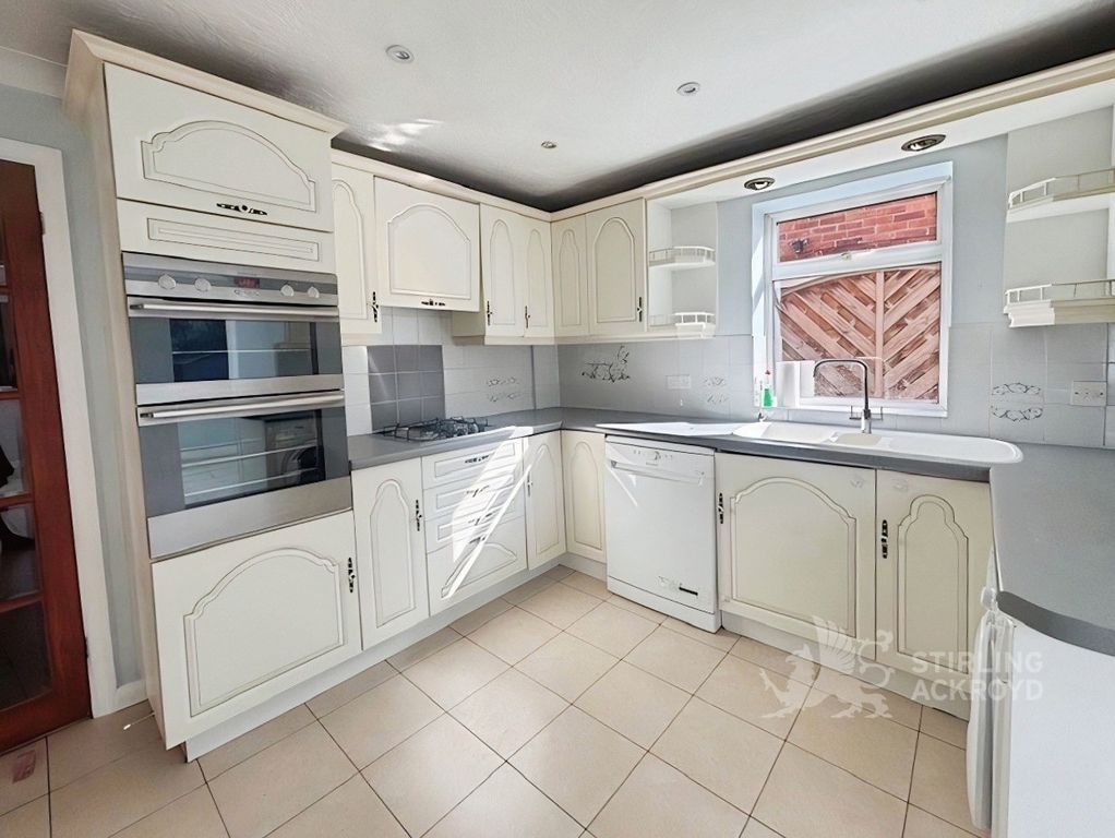Property photo 3 of 16 Kitchen