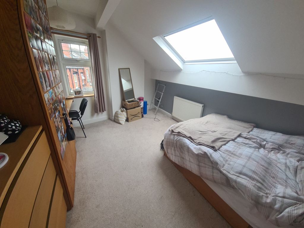 Property photo 1 of 24 A Bright And Inviting Double Bedroom Featuring A l...