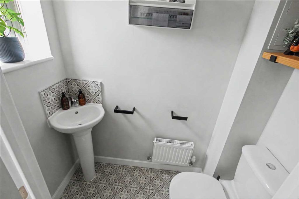 Property photo 3 of 25 Cloaks/WC