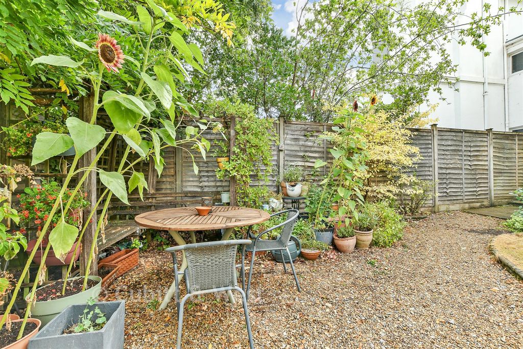 Property photo 2 of 17 Front Garden