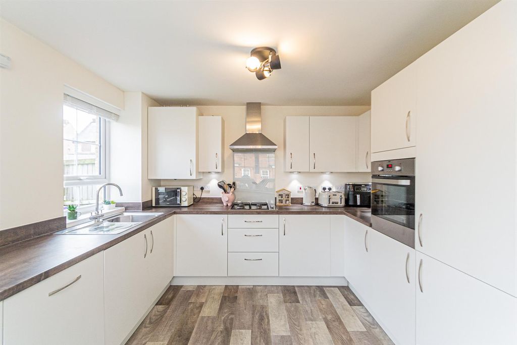 Property photo 2 of 18 Kitchen