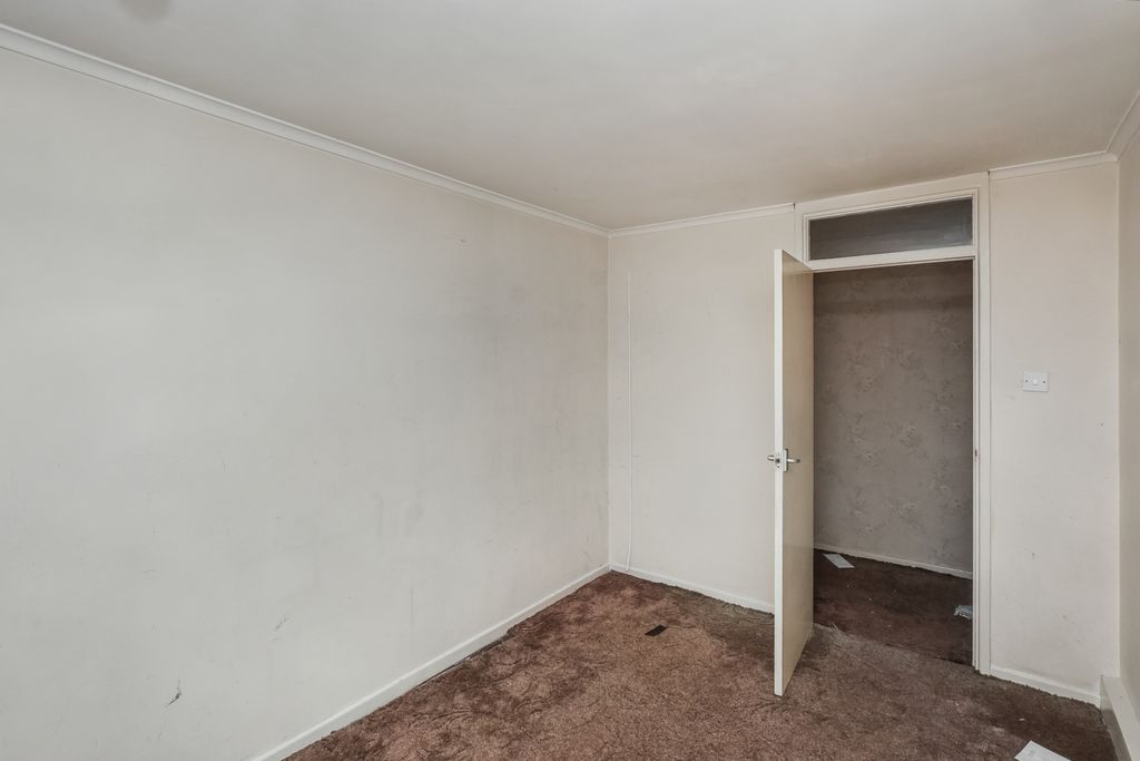 Property photo 3 of 19 5 Victor Court, Victor Approach, Hornchurch, Rm12 4Xf