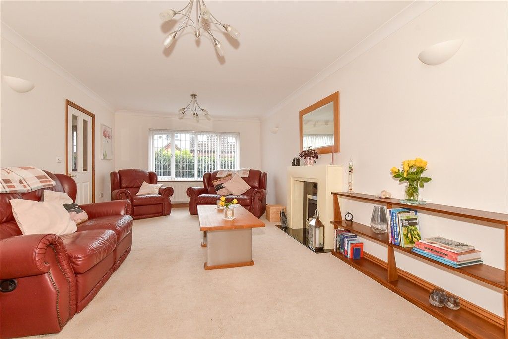 Property photo 3 of 14 Lounge