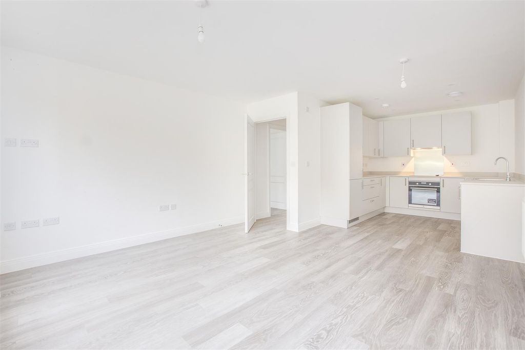 Property photo 2 of 8 Flat 4 Altus, 132 Ôçô 134 New Road, Hp12 4La-7.Jpg