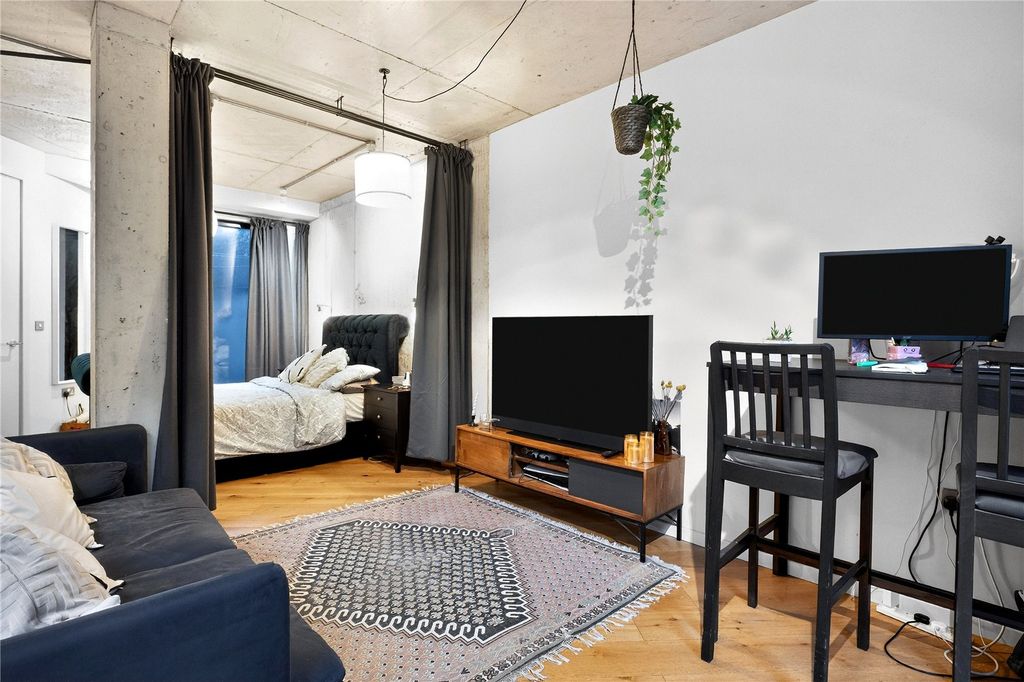 Property photo 2 of 20 Reception/Bedroom