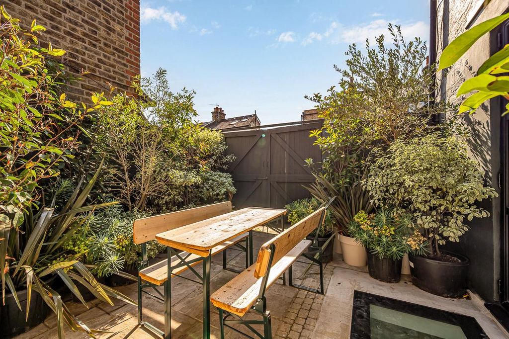 Property photo 3 of 16 1 Coningsby Road-21.Jpg