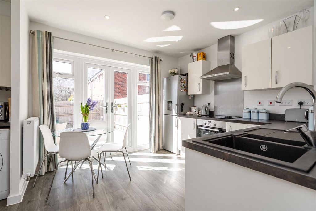 Property photo 3 of 11 3 Memorial Close_9.Jpg