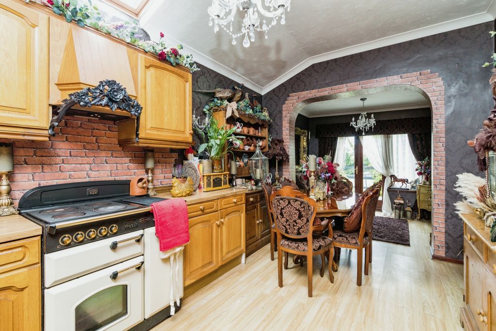 Property photo 3 of 21 Kitchen